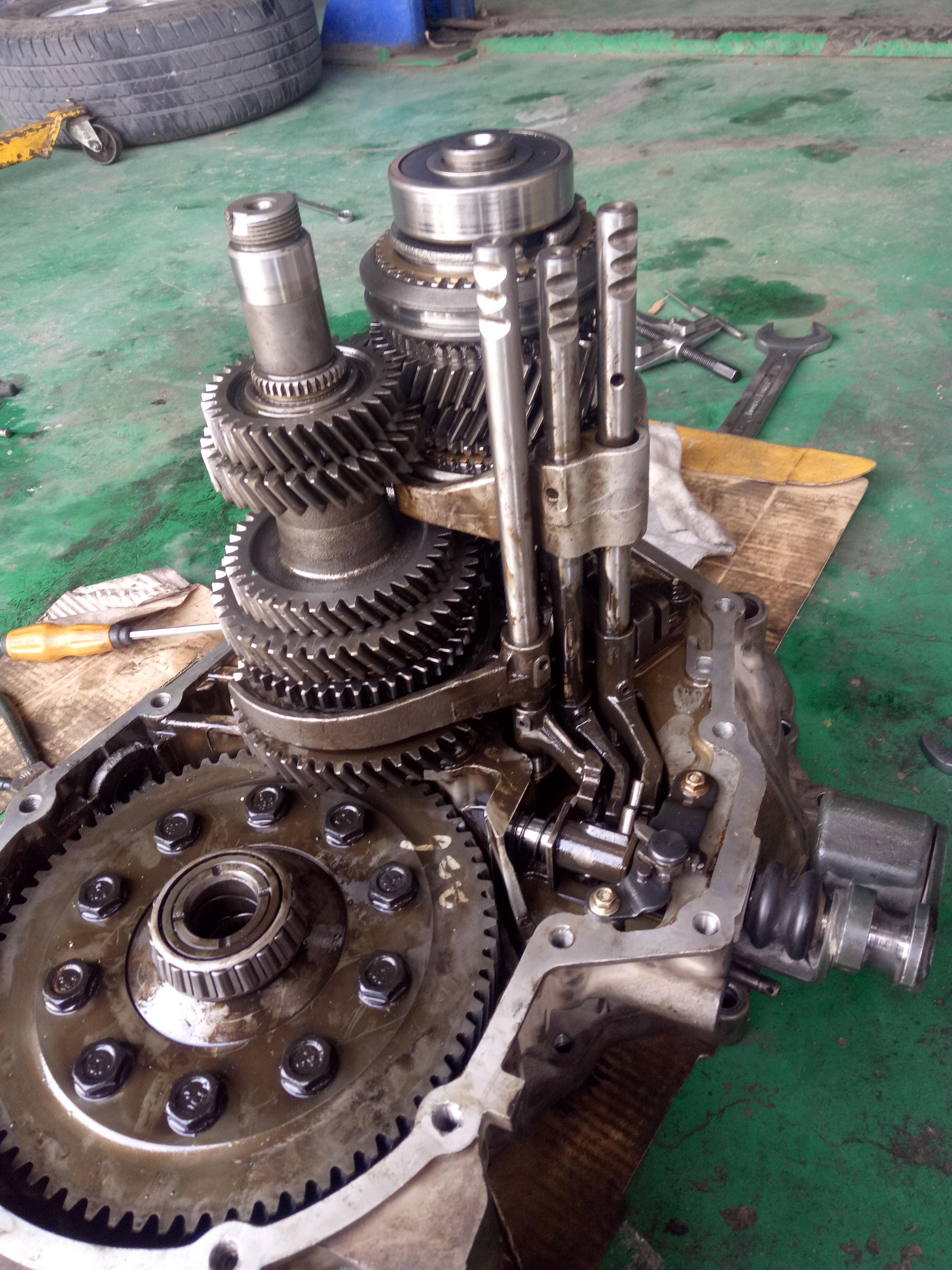 倒挡齿轮有麻点是12档同步器齿套有问题吗要是的话那变速箱齿轮怎么拆