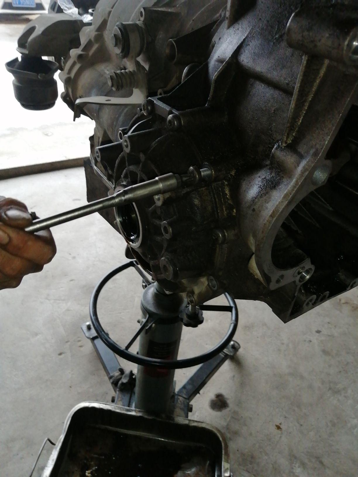 09款辉腾四驱变速箱的前驱半轴油封怎么更换6速的熟悉的师傅接题吧需