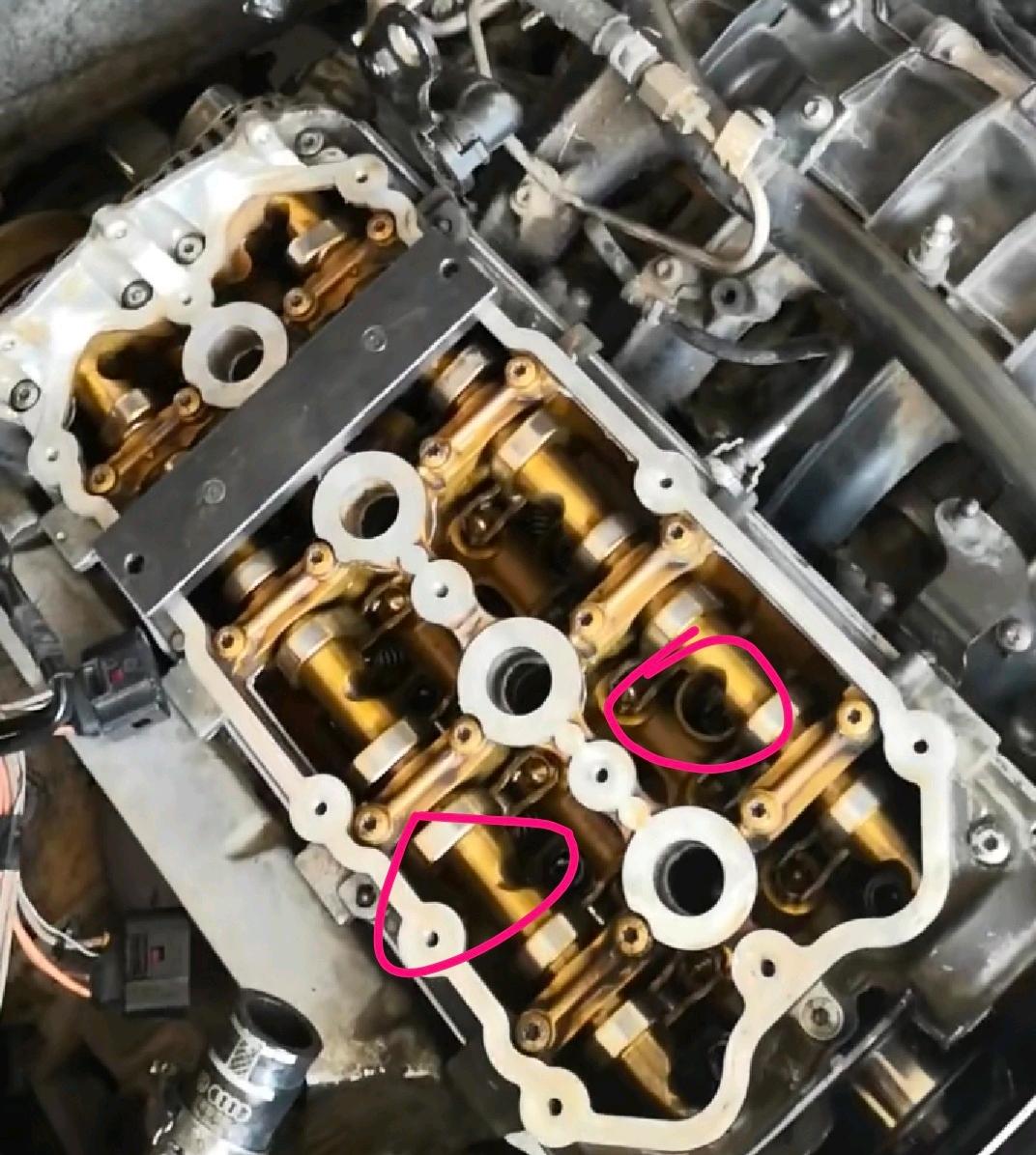 平衡轴记号一缸上支点,平衡轴记号对准这个孔,然后销住直接挂链条就