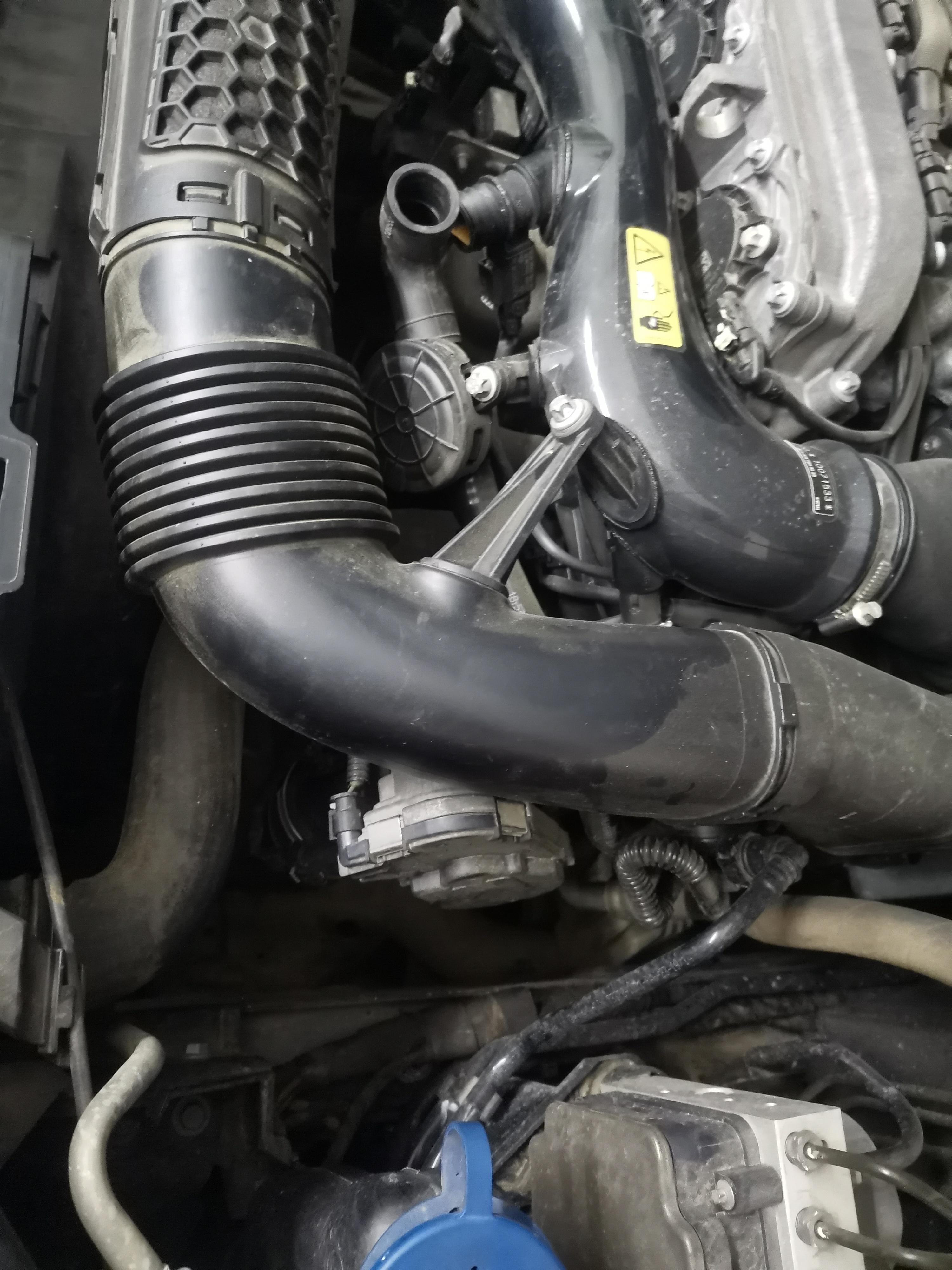 奔驰e200l曲轴箱通风管泄漏识别到泄漏或密封件损坏