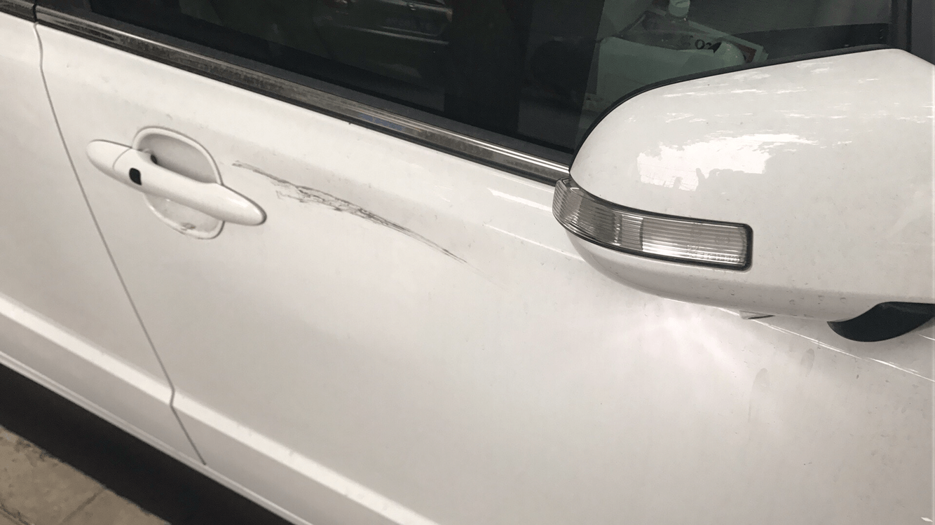 各位大师,比亚迪e6车门被蹭了,钣金凹进去一块,_比亚迪_比亚迪e6_汽车