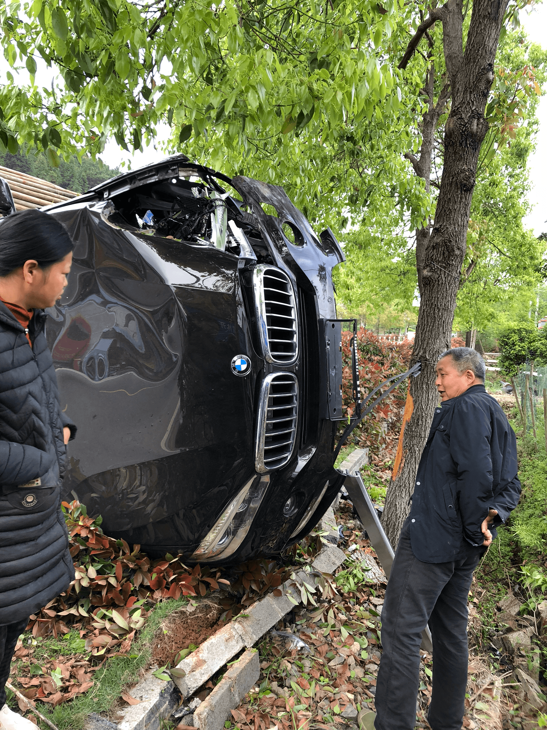 请问我以40码的速度撞上树侧翻汽车自动熄火了之后没