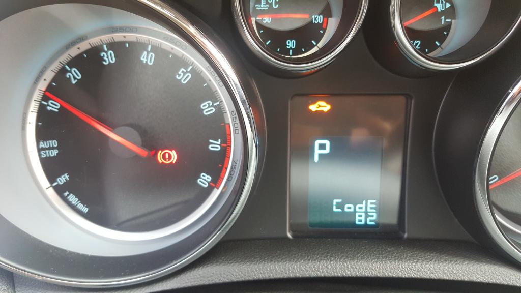 你好,我车的仪表盘车辆维修警示灯亮了怎么办?还能开吗?