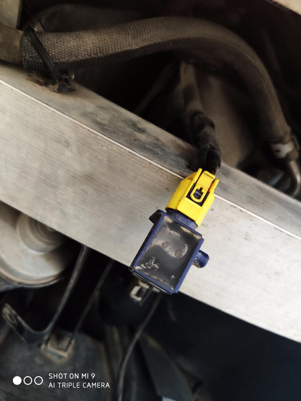 11年奔驰glk300报右前碰撞传感器存在功能故障