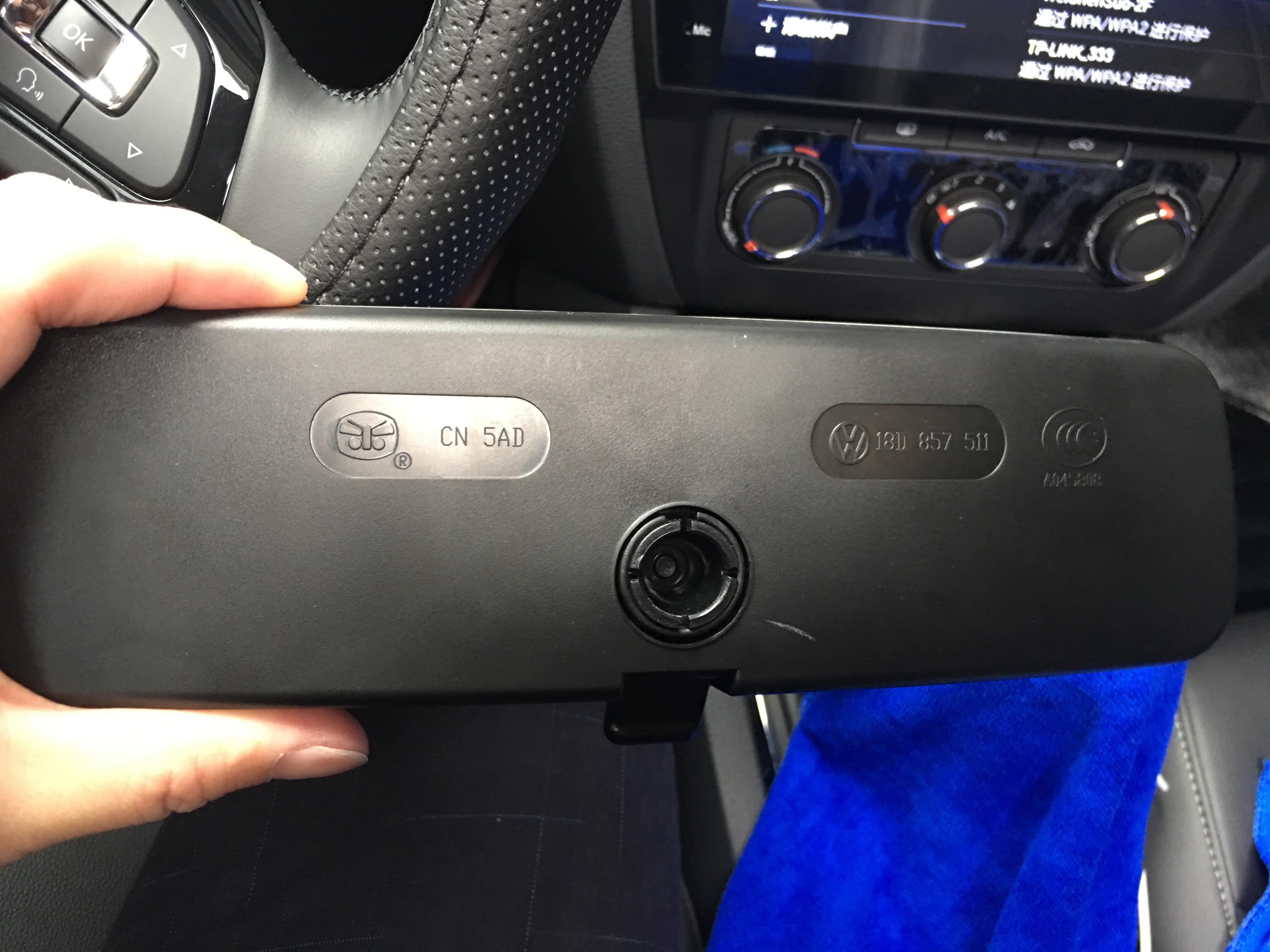 请问2017款速腾内后视镜怎么拆下来补充车子是低配的