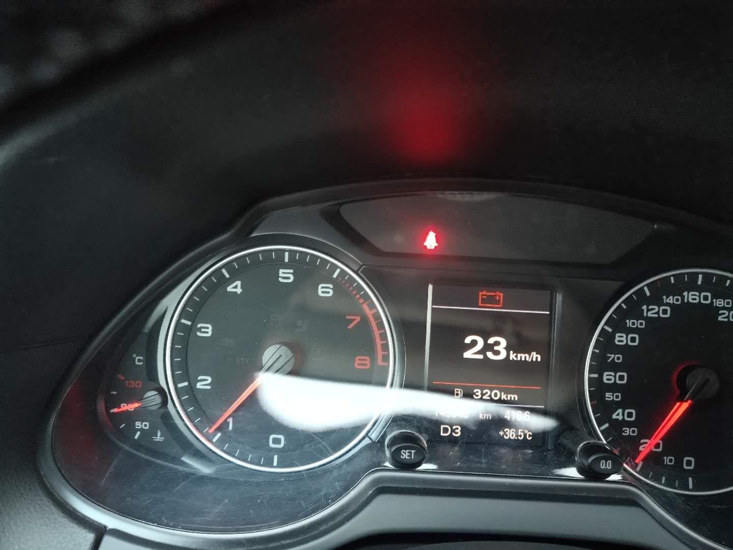 奥迪q5亮蓄电池故障灯检查发电机有145伏电蓄电池有135伏