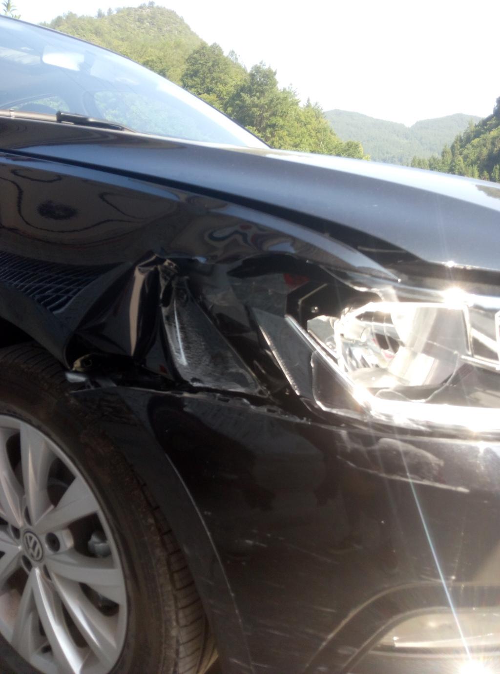 汽车右角在路桩上面撞了个大洞破了前照灯也坏了修复费大概需要多少钱