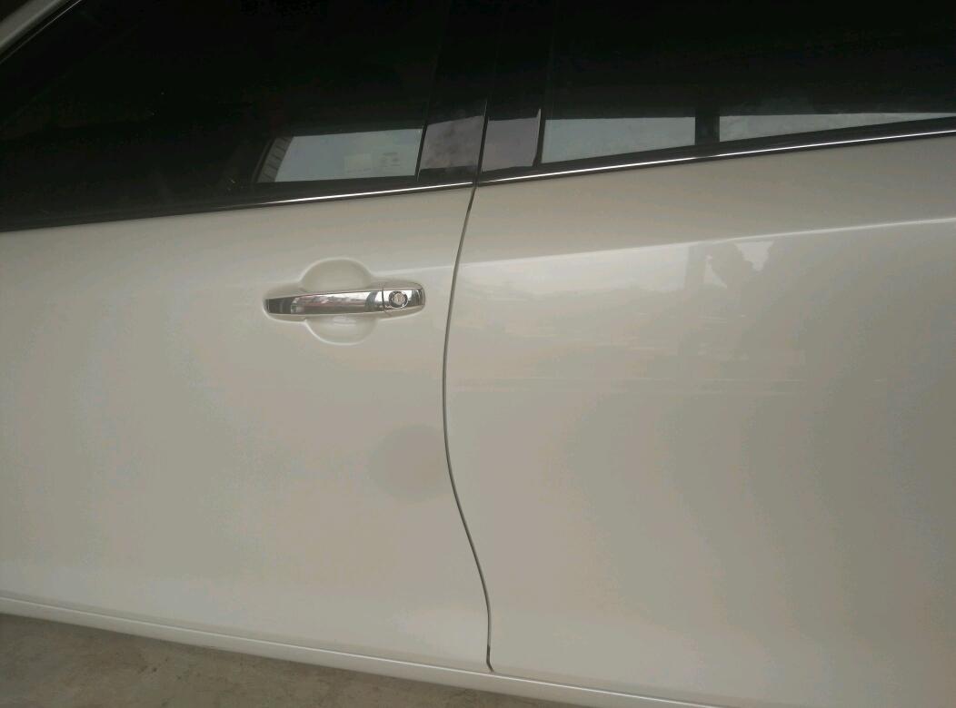 丰田凯美瑞新车撞了车门之后喷漆感觉两个门不一样原来的门特别亮,白