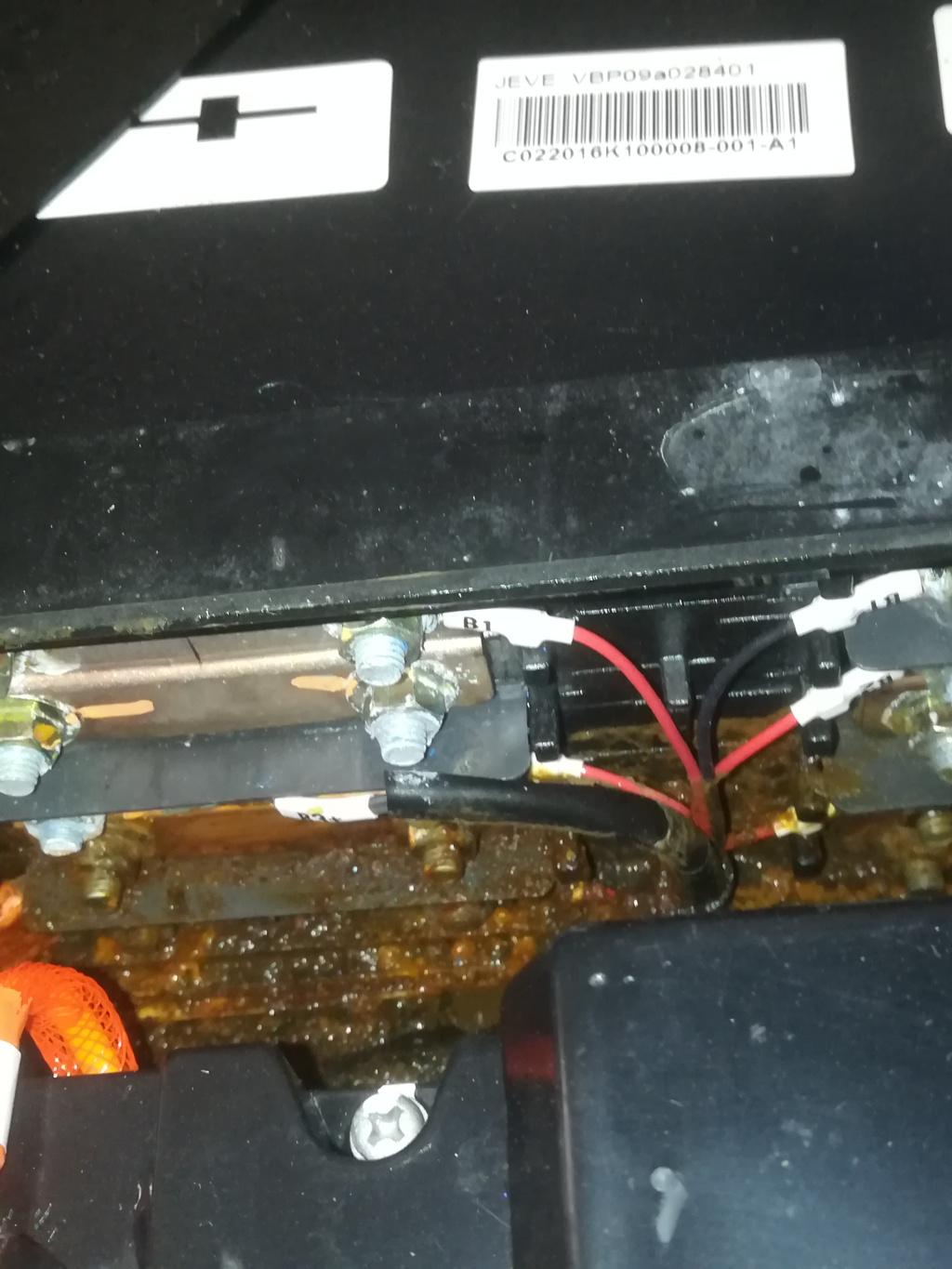 奇瑞新能源电动汽车电瓶生锈