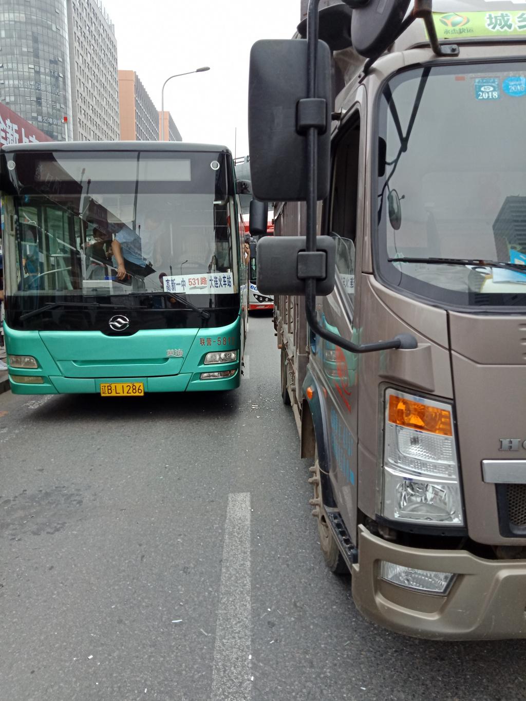 公交车压线停靠,我正常行驶把公交车反光镜撞碎了,_本田_思域_汽车