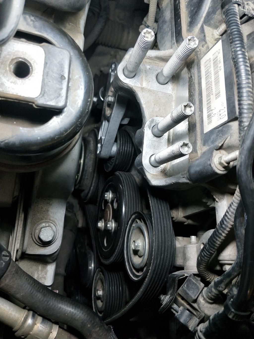 路虎极光辅助皮带怎么装