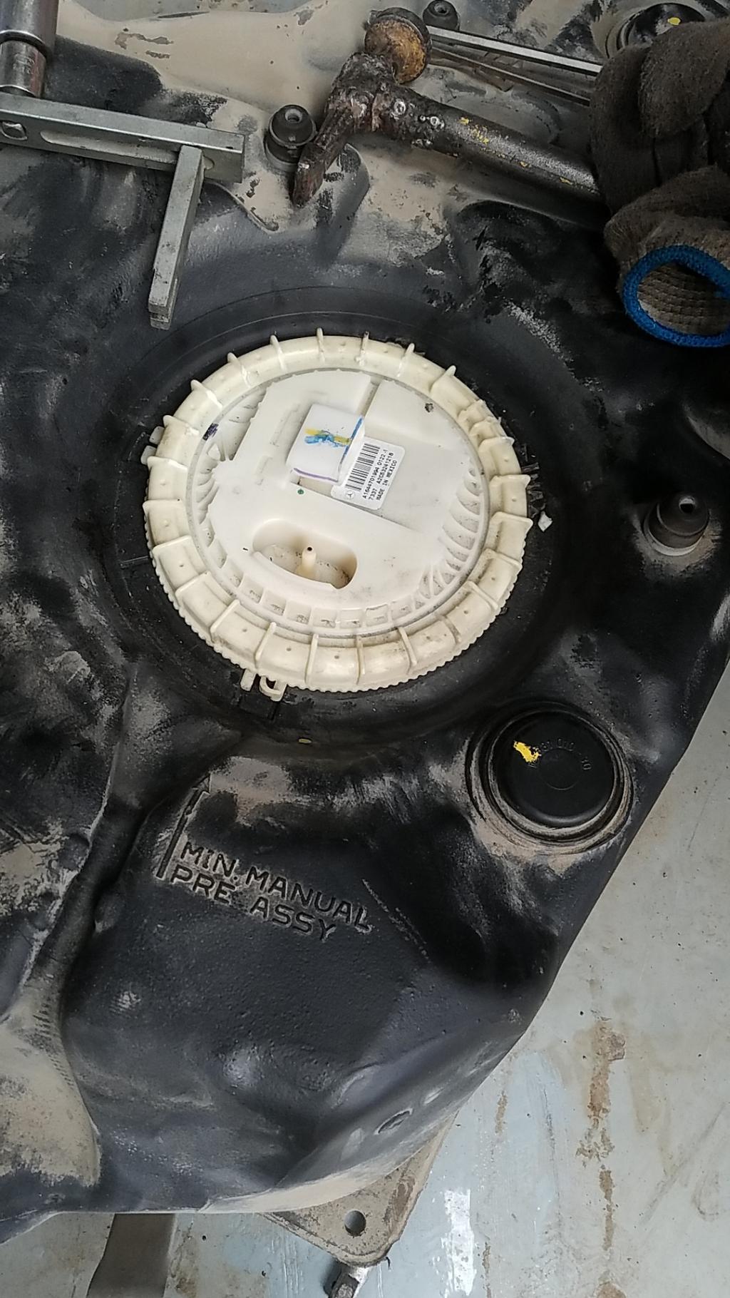 奔驰汽油泵怎么拆下来