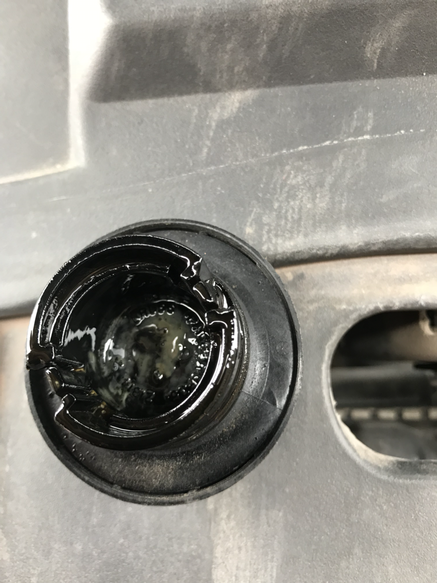 发动机加机油口的盖子上有机油发白色机油污垢请问是否是防冻液泄漏到