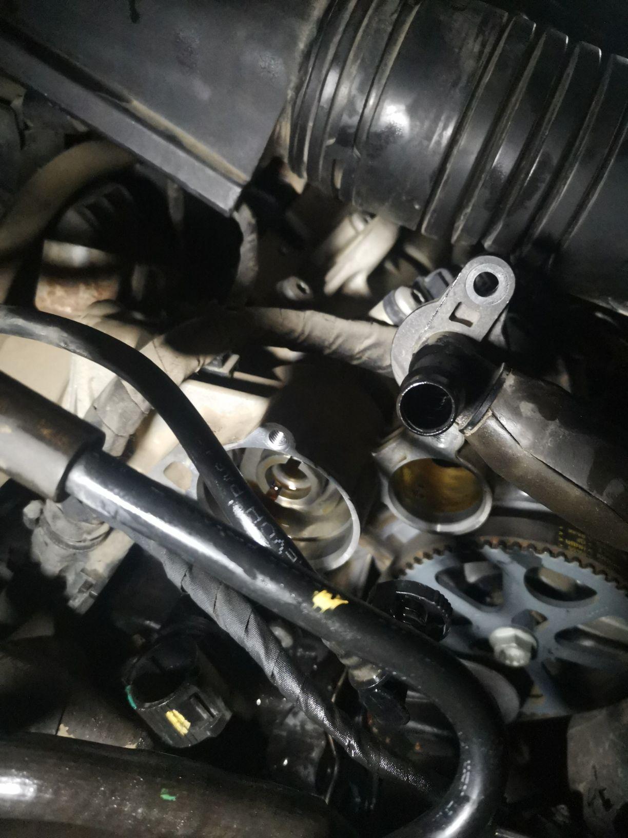 放个改刀进去转曲轴看就行杨**2曲轴大螺丝可以用那个定位螺丝卡住松