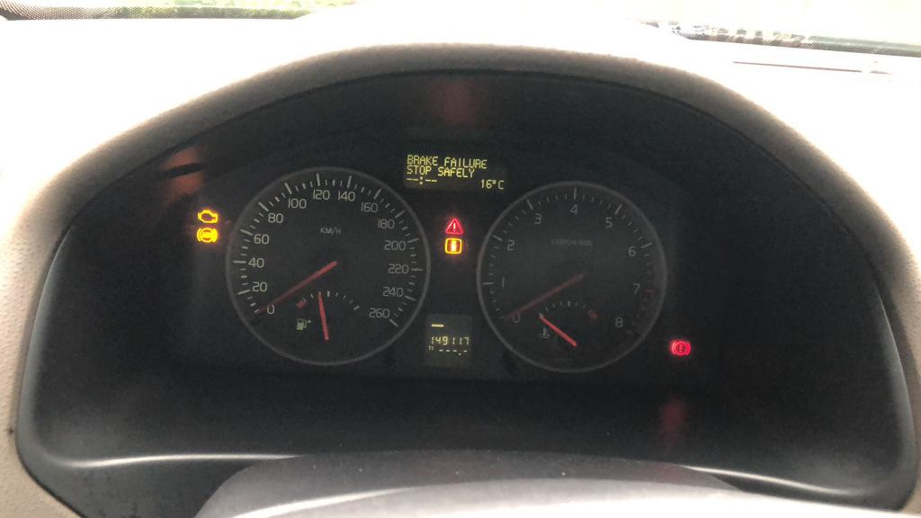 沃尔沃s40凉车亮abs故障灯,然后就是乱套了,发动不了,转向灯,雨刮片