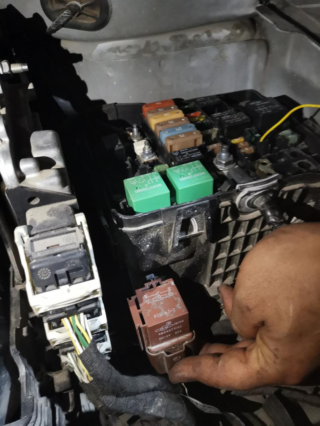 标致301鼓风机保险在哪里