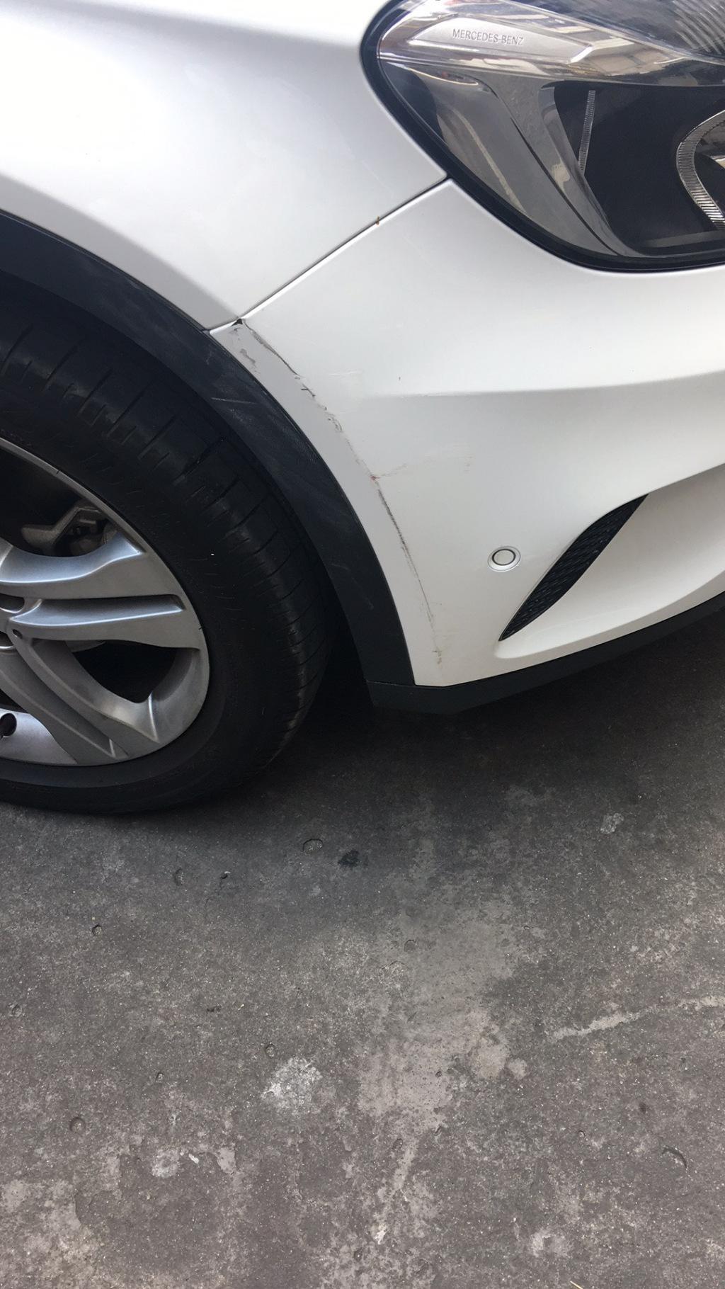 一台奔驰停在巷子我转弯刮花了请问谁负责人