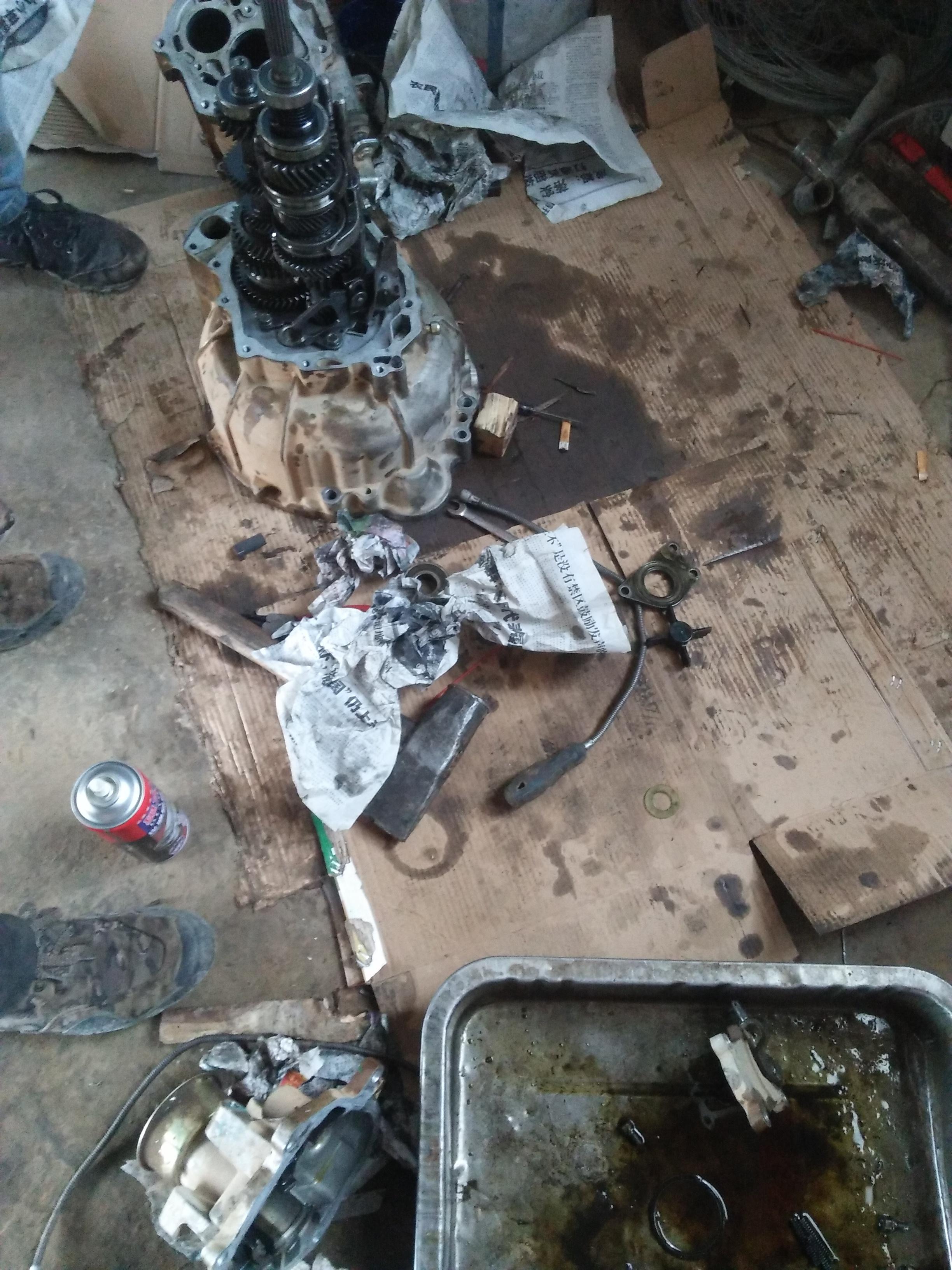 16年的北汽威旺m20维修变速箱安装时有个塑料垫片没装上如图清师傅