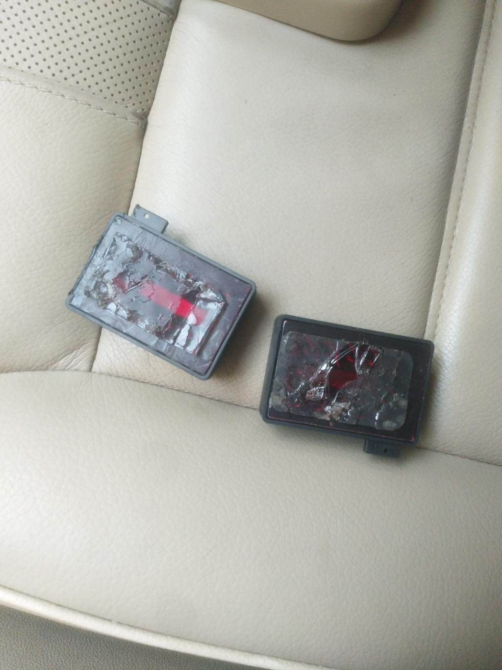 奔驰r系阳光传感器粘在前挡玻璃上的胶起什么作用,_奔驰_奔驰r级_汽车