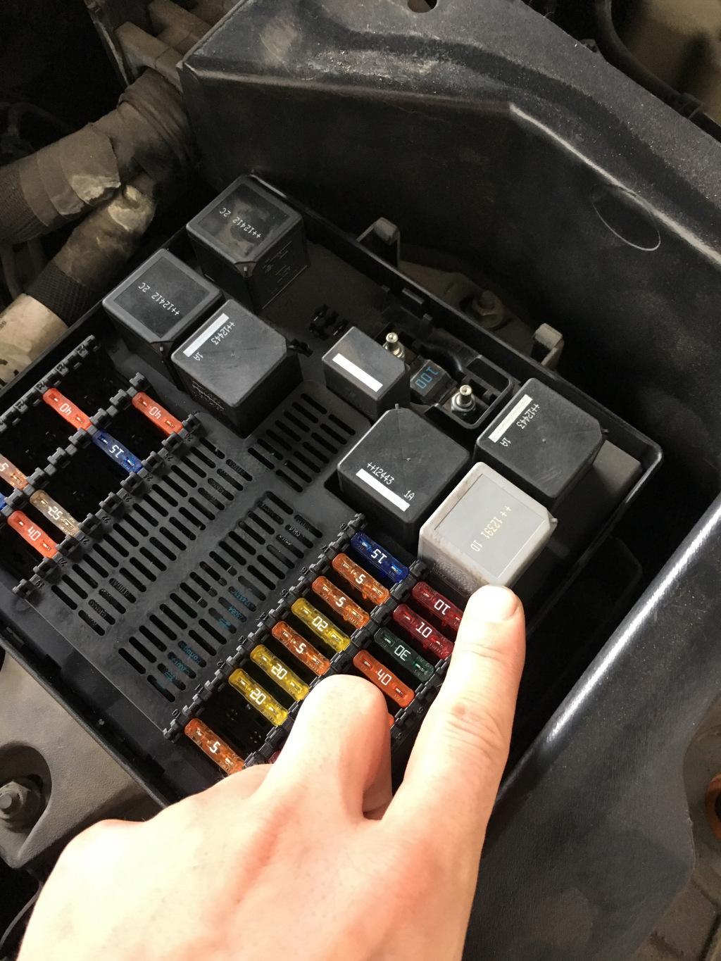 13年捷豹xjl30空调泵继电器在哪