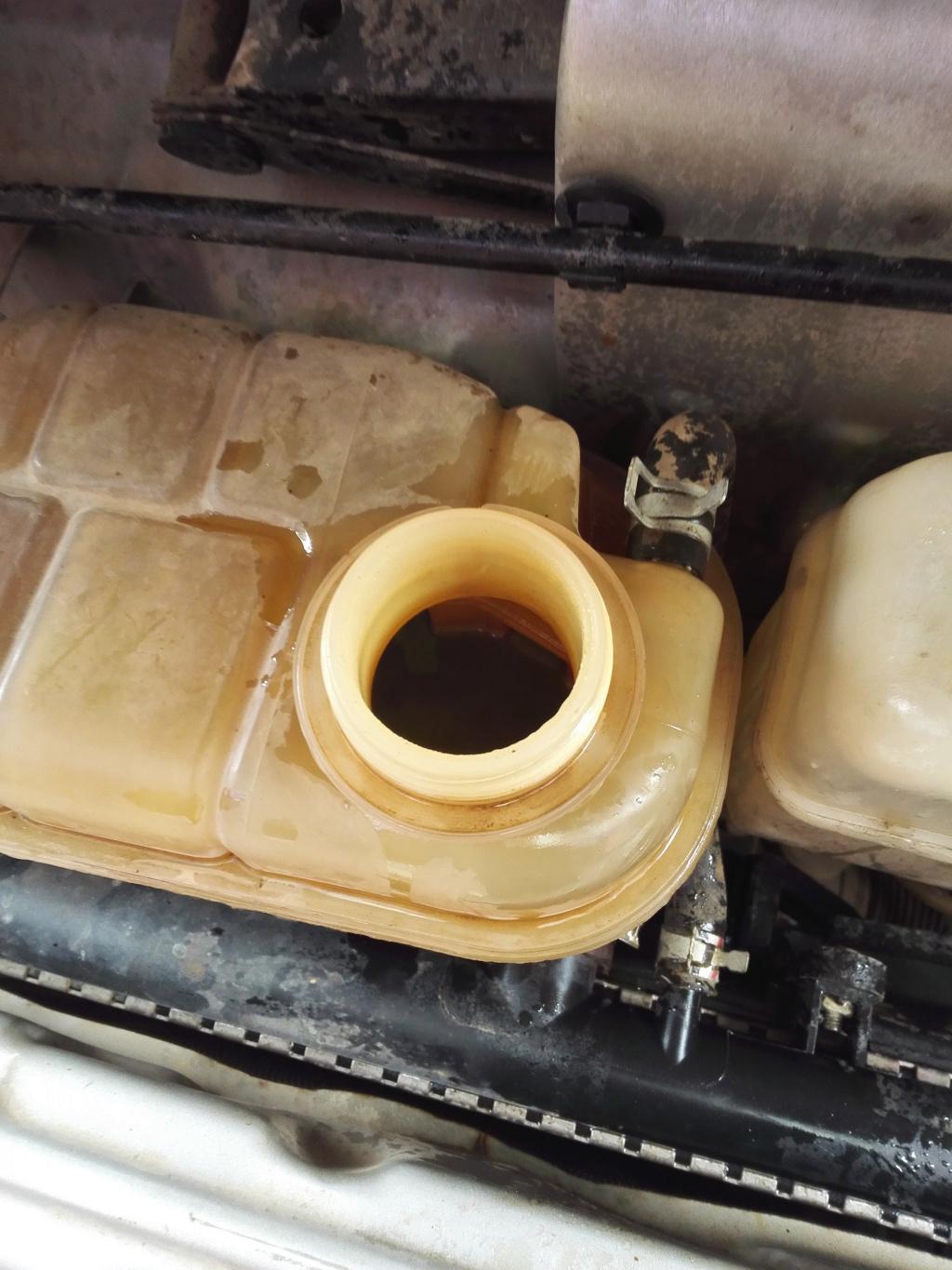 汽车水箱水位每天下降一点什么原因