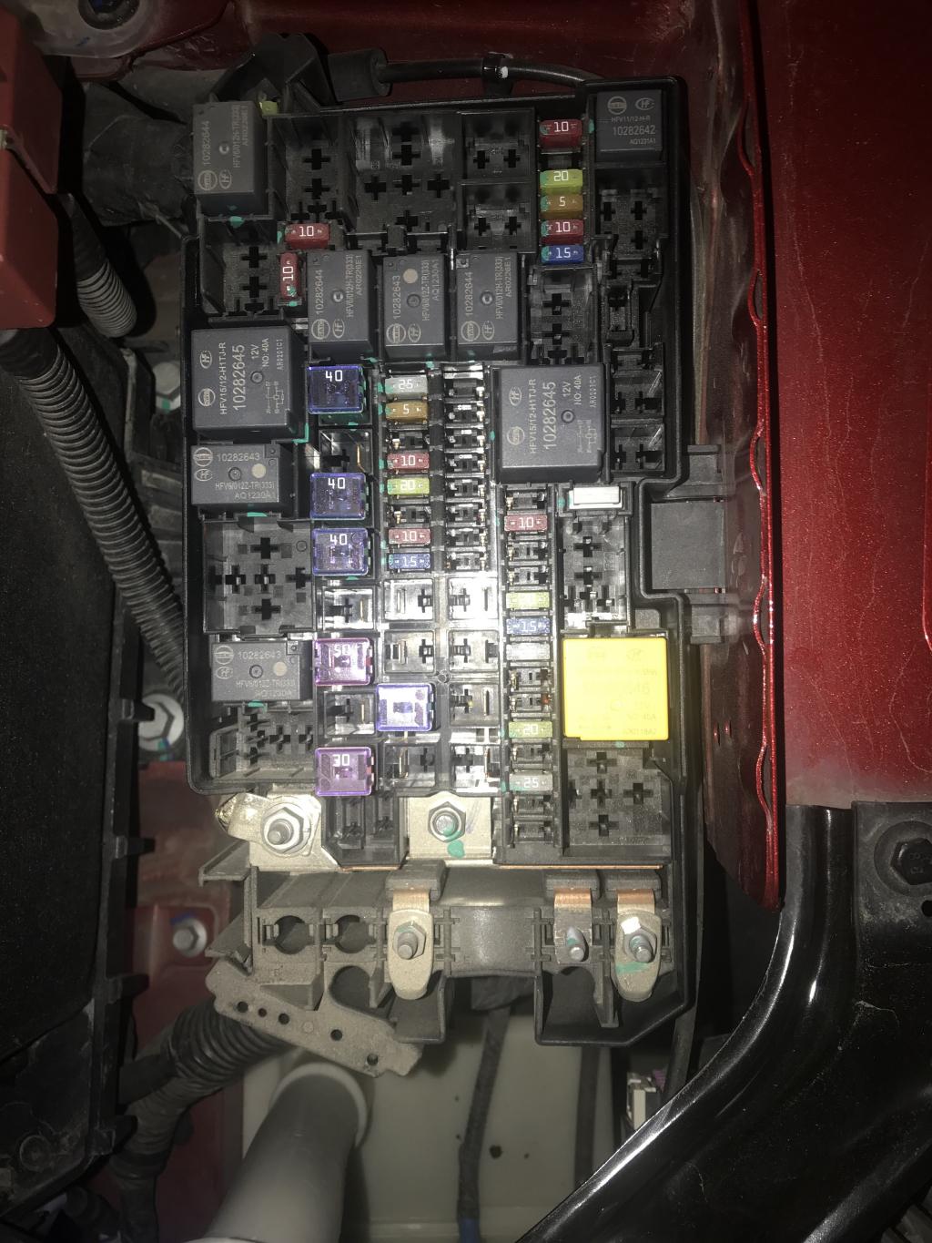 哪个是荣威i6左前方的大灯保险丝