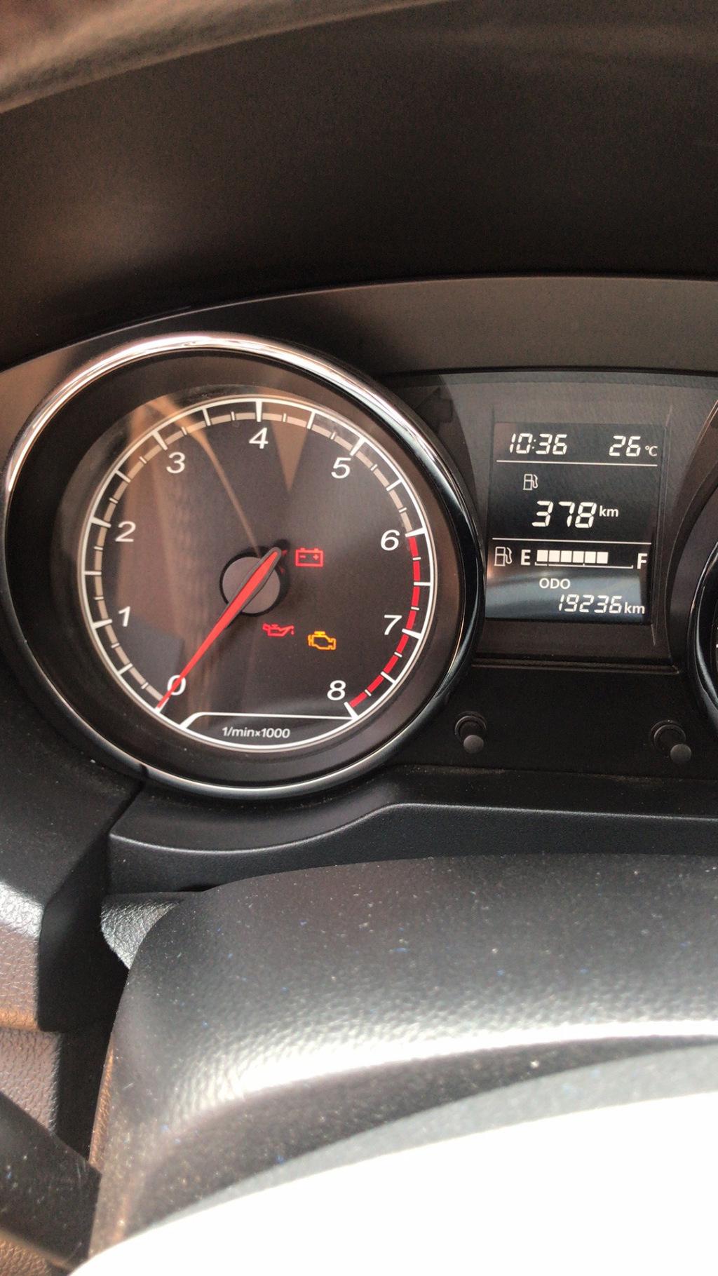 一汽奔腾b30仪表显示车子启动电源后这三个一直亮着发动机点火后自动