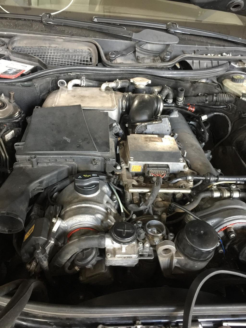 你好11年奔驰s600要更换机油散热器底座发动机左侧发动机需要解体吗