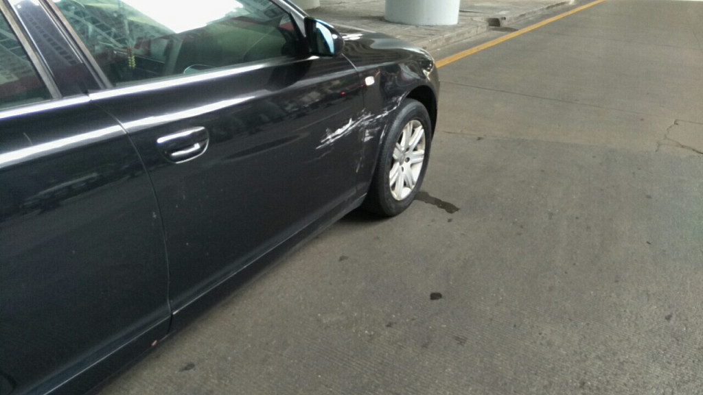 奥迪a6然后副驾驶门被刮蹭有点凹陷漆脱落这个修补需要多少钱副驾驶