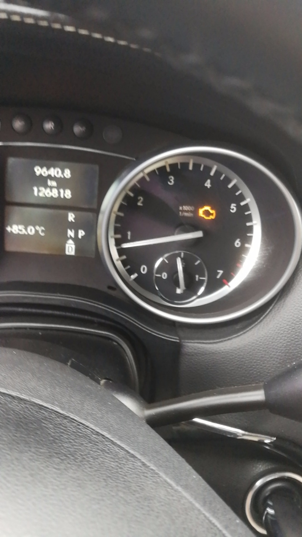 您好请问奔驰ml350空调突然停了按开关没反应右边仪表盘故障灯亮了