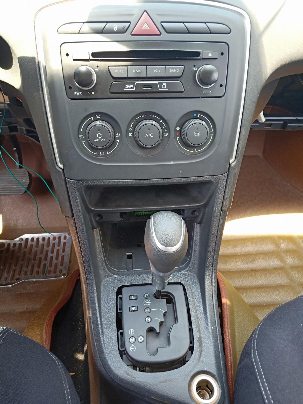 标致308空调面板怎么拆