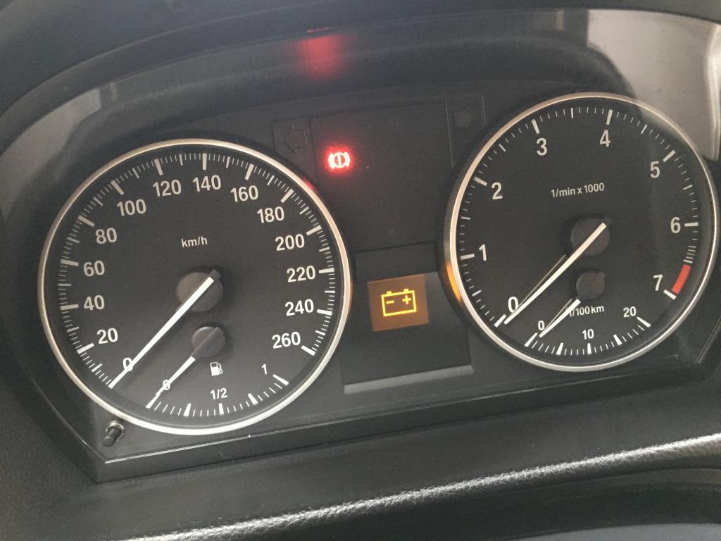 宝马318系11年的熄火听音乐不到3分钟电瓶灯显示就没电了怎么回事