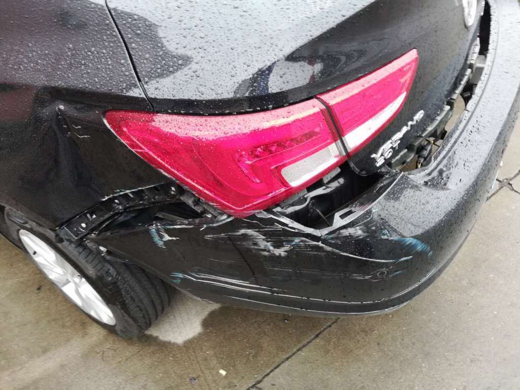 车尾事故翼子板更换整个好还是坏哪里换哪个好