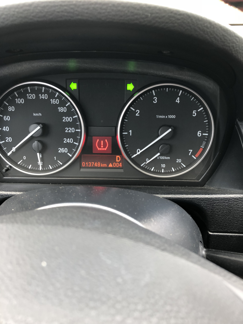 宝马车出现红色感叹号怎么消除车胎已经修好但是这个标志还不消