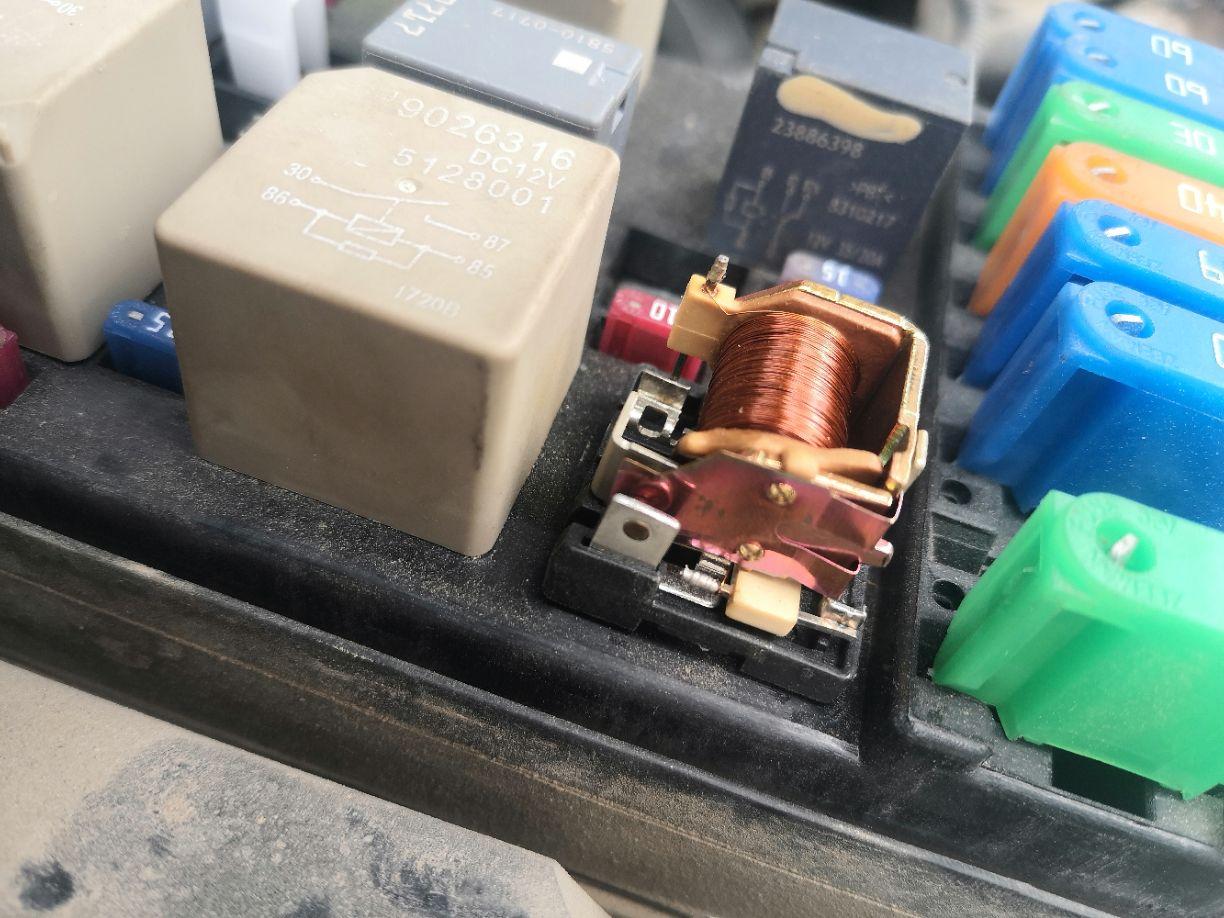 长**3我检查的是9号继电器有烧的痕迹长**3长**3请关注公众号:汽车