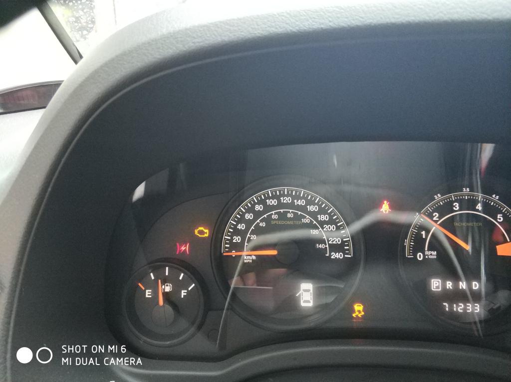 吉普指南者仪表盘闪电标志和发动机和防滑标志亮起是什_jeep_指南者