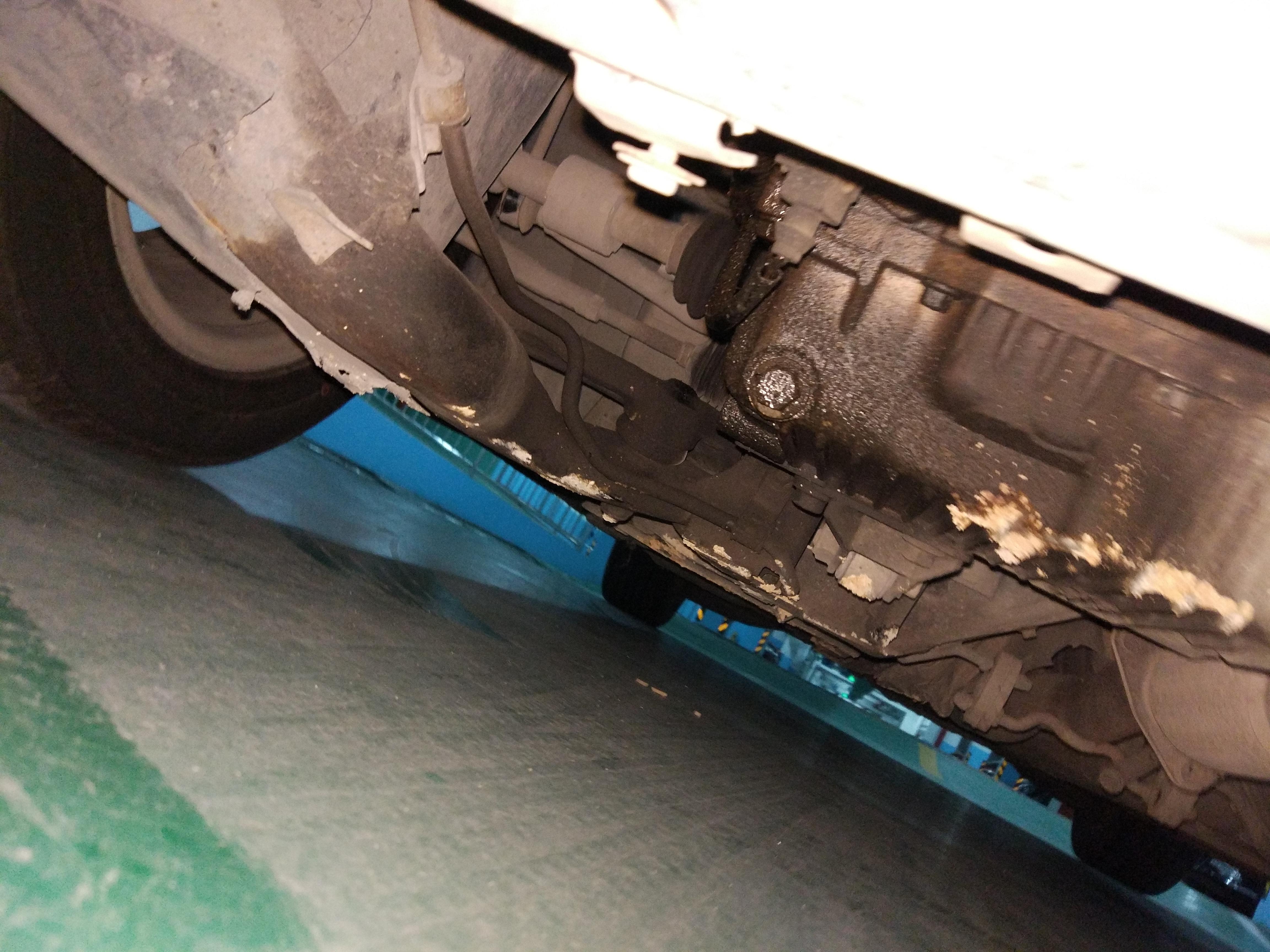 荣威550昨晚底盘磕到一块石头初步检查了底盘磕到位置没有明显破裂