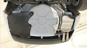 连到备胎槽的,上次不小心右后轮胎开到坑里面去了,结果后车身嗑下去了