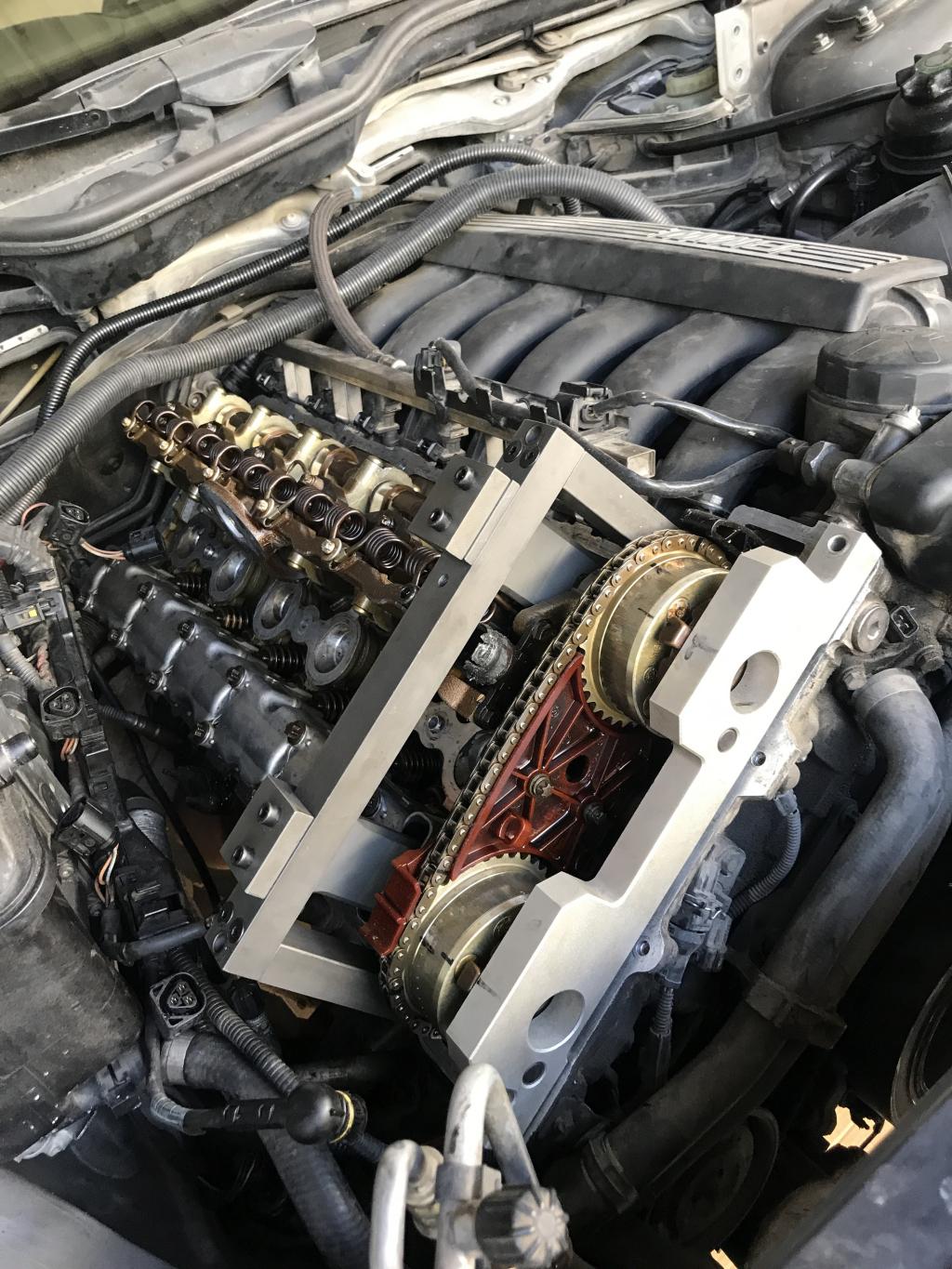 宝马730li正时曲轴点在哪这辆车上马达下面没有那卡曲轴的啊