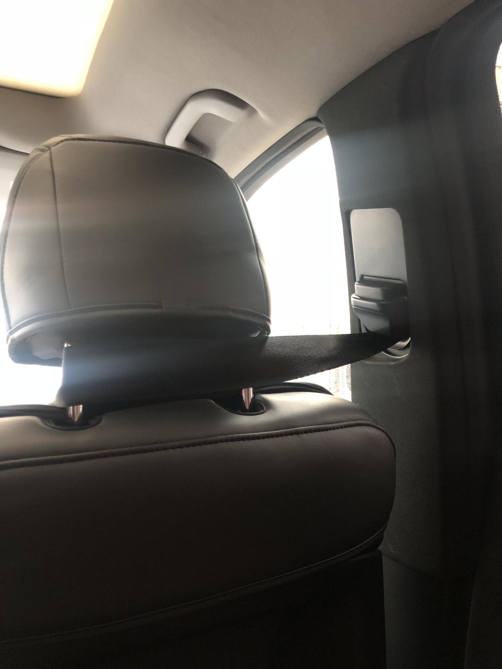 奔驰gl450副驾驶座安全带绕头枕后面被锁死了拉不出来