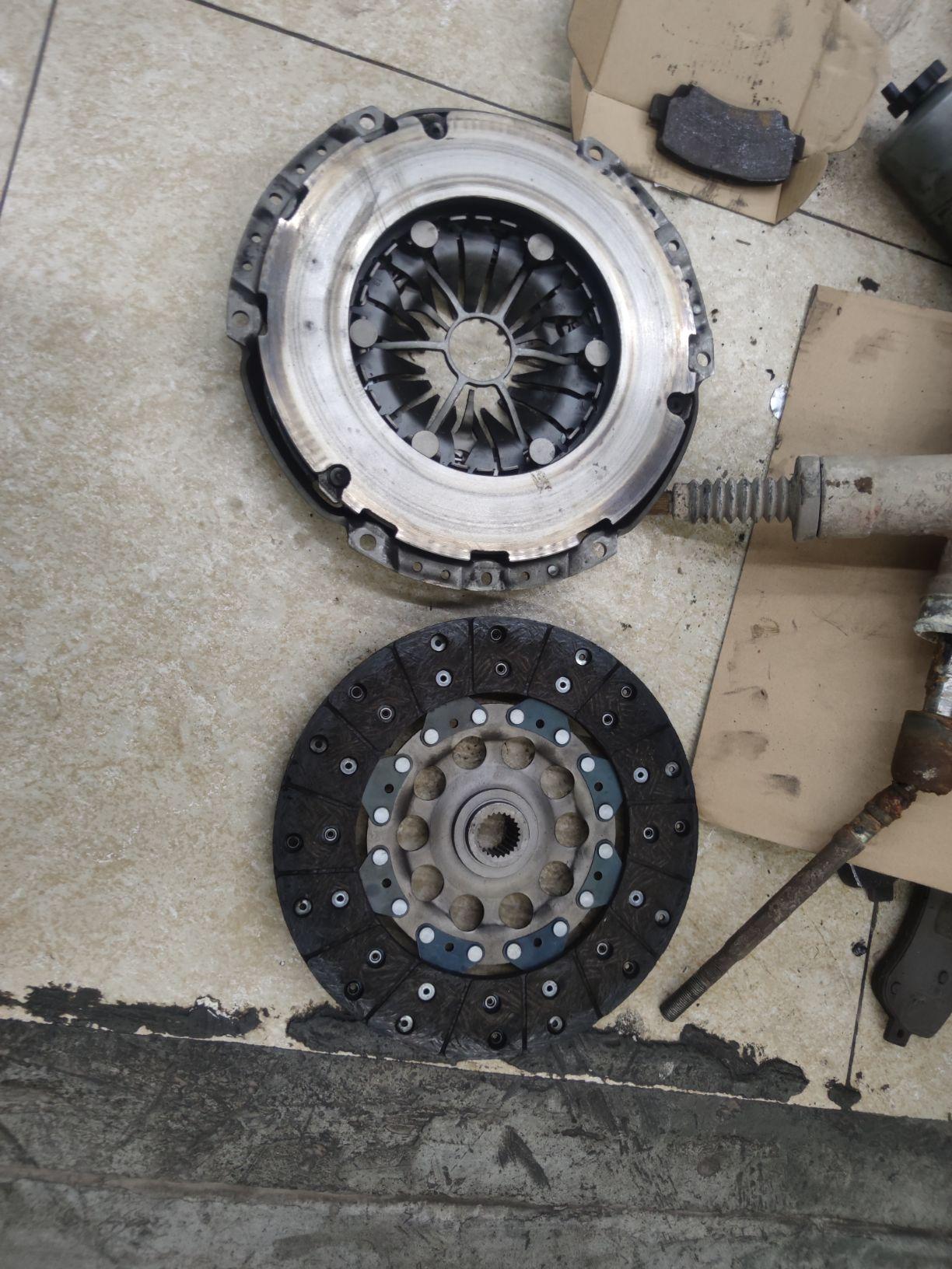 哈弗h620t柴油版离合器片安装凸出部位是往变速箱方向吗换了离合三