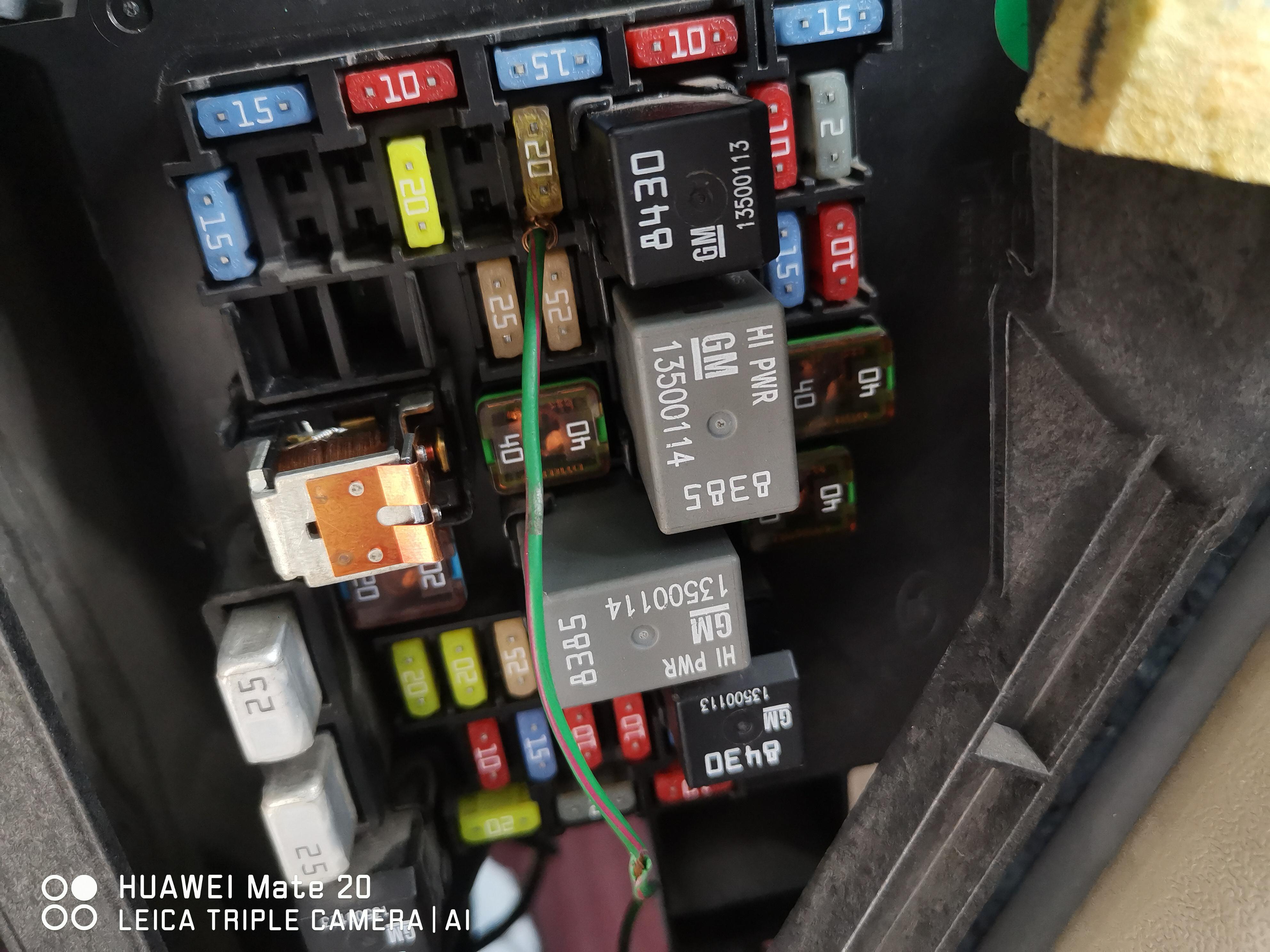 11年别克gl8开雨刮间歇挡仪表台保险丝盒上面的_别克_别克gl8_汽车大