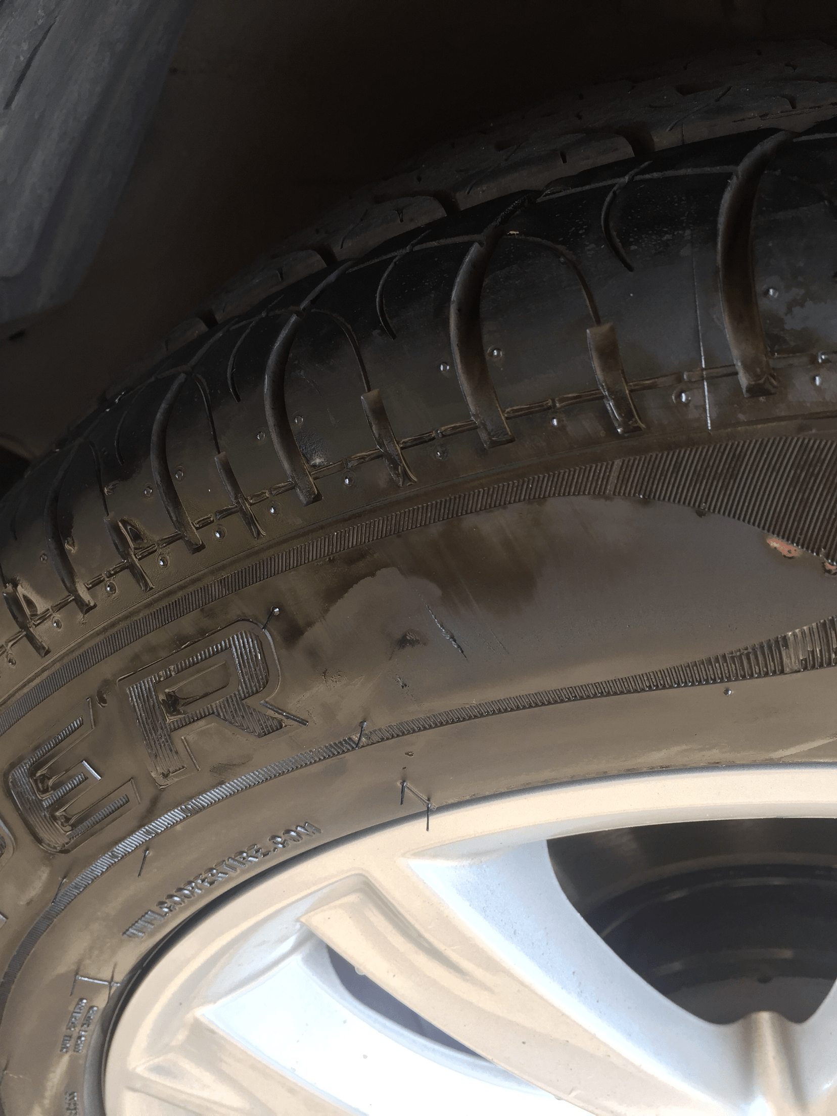 师傅轮胎胎壁这样要不要紧