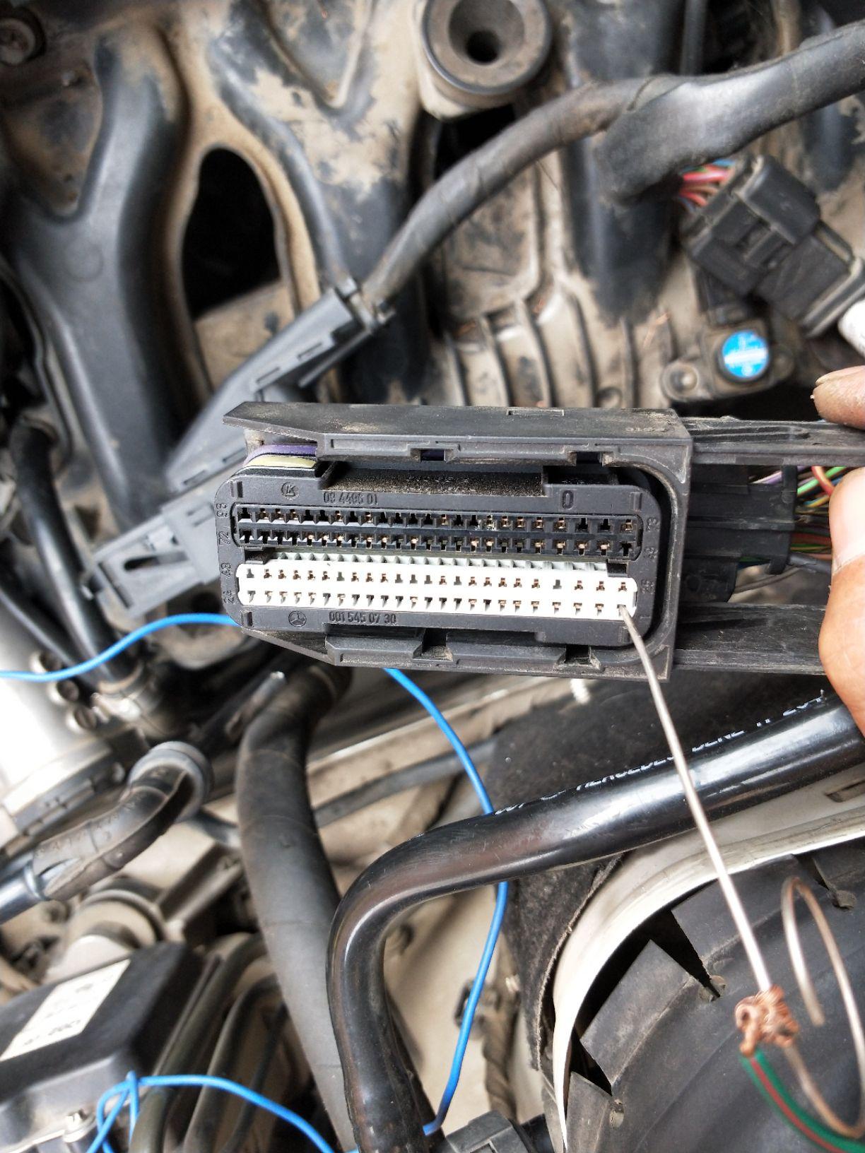 10年奔驰e260发动机电脑大插头1号角没电