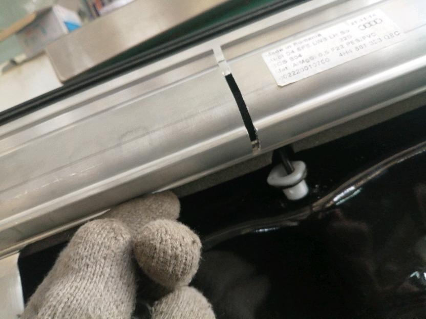 师傅这个奥迪的后门窗帘怎么换的