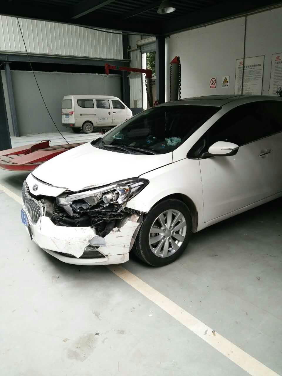 我的起亚k3十天前被撞了,撞到驾驶室左前面,只有保险杠跟大灯烂了
