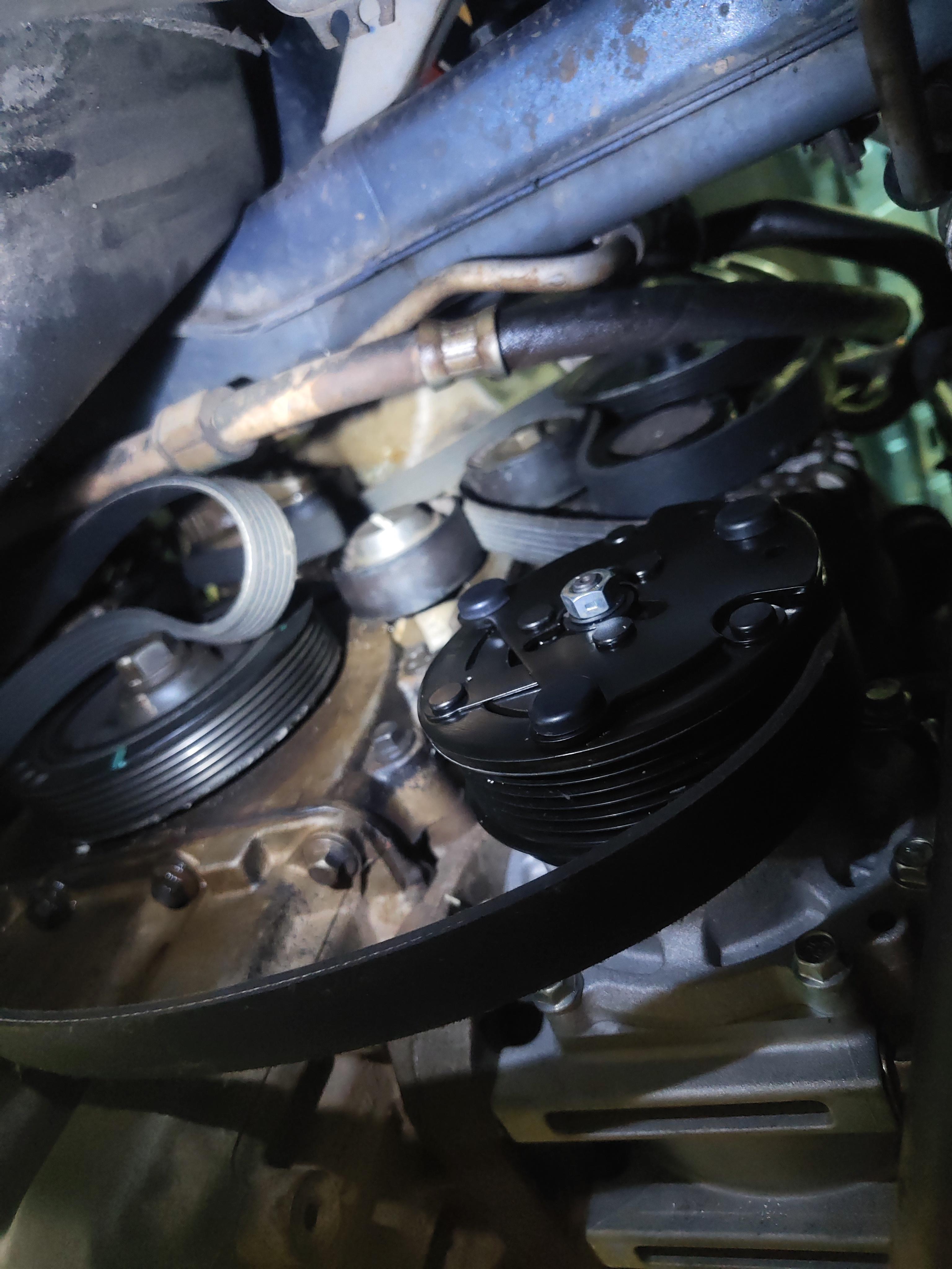 发电机皮带怎么绕,皮带一样装不上了