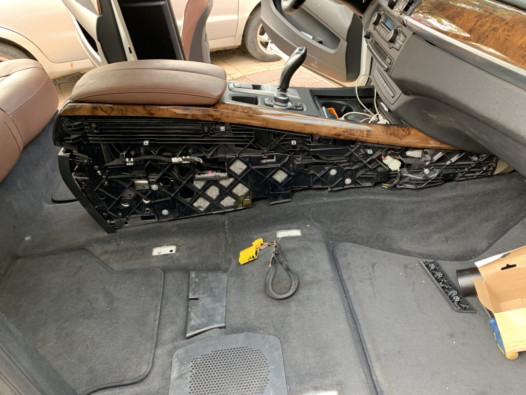 宝马x5中间扶手箱拆装