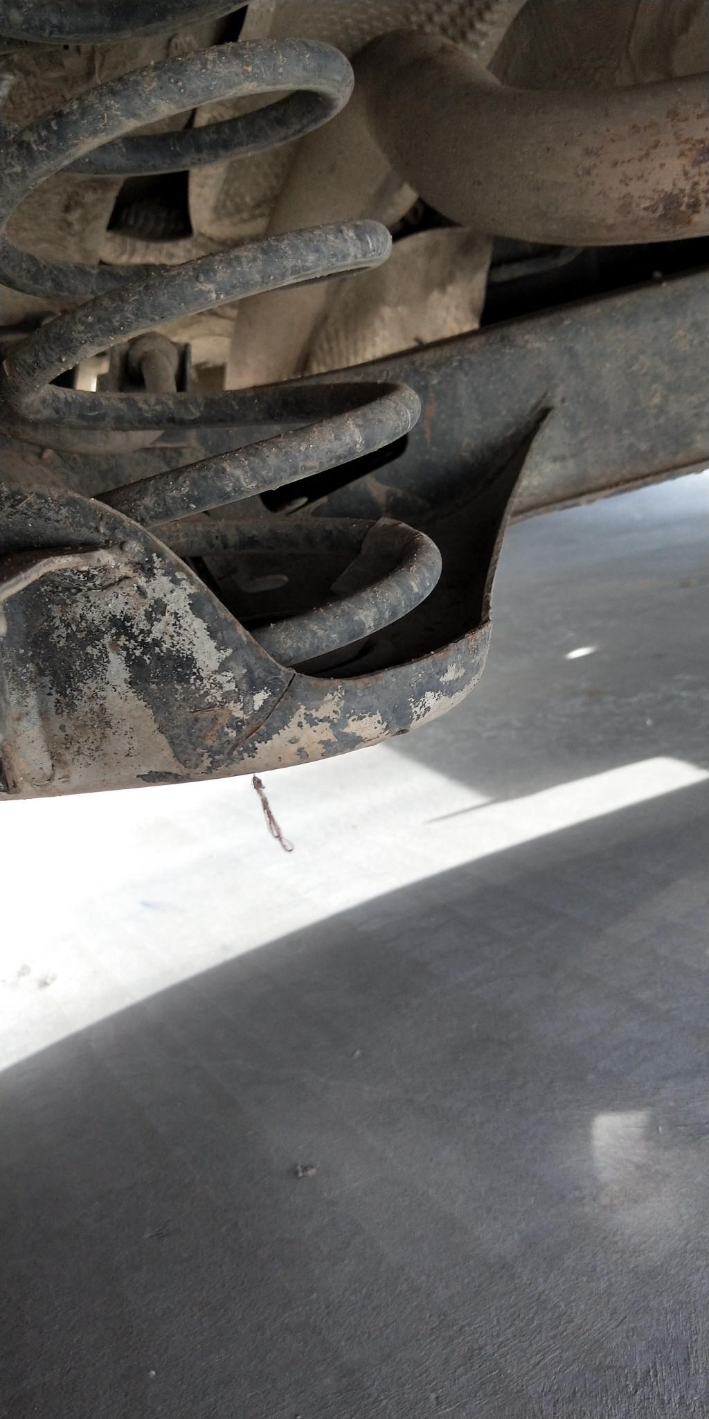 汽车后梁有裂缝用换吗