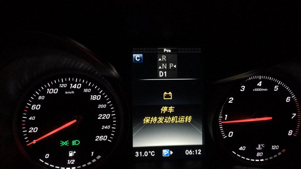 奔驰glc300新买的车放在展厅里的开了23天仪表盘显示停车保持发动机